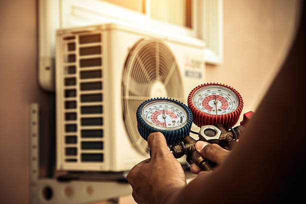 Professional Hvac technician working in Como, WI